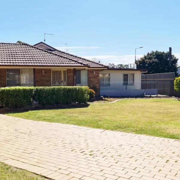 3 Bed Room, Luxury Home, hotel in Schofields