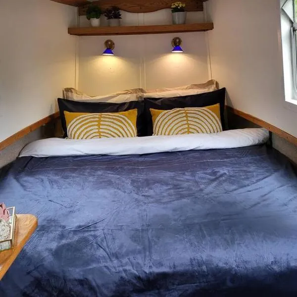 Cosy Canal Boat in Little Venice for Family & Friends, hotel in London
