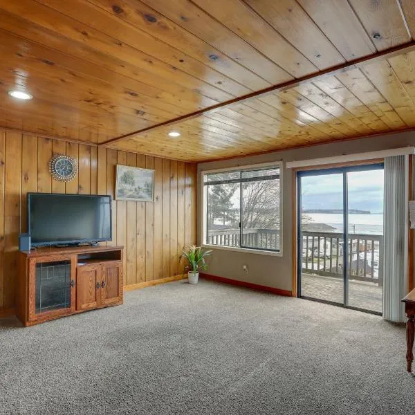 Hilltop Hideout with Sweeping Birch Bay Views, hotel v destinaci Blaine