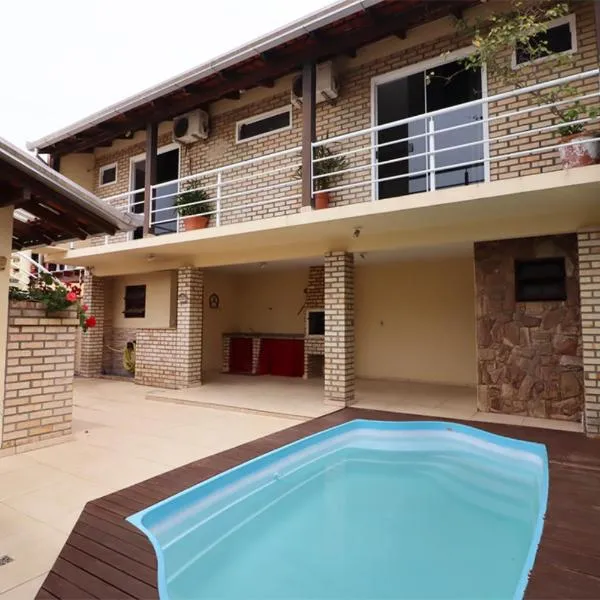 casa com piscina pertinho da praia, hotel v destinaci Balneário Camboriú