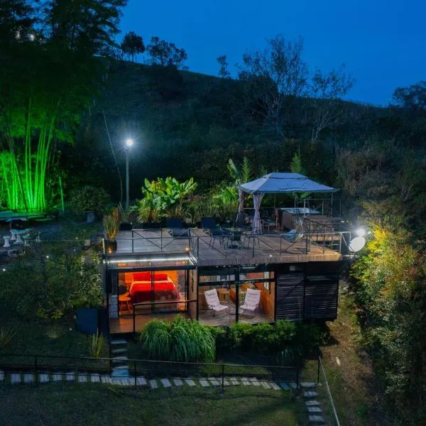 Glamping Montecarlo Lodge Cubo de Madera-Guatapé, hotel in Guatapé