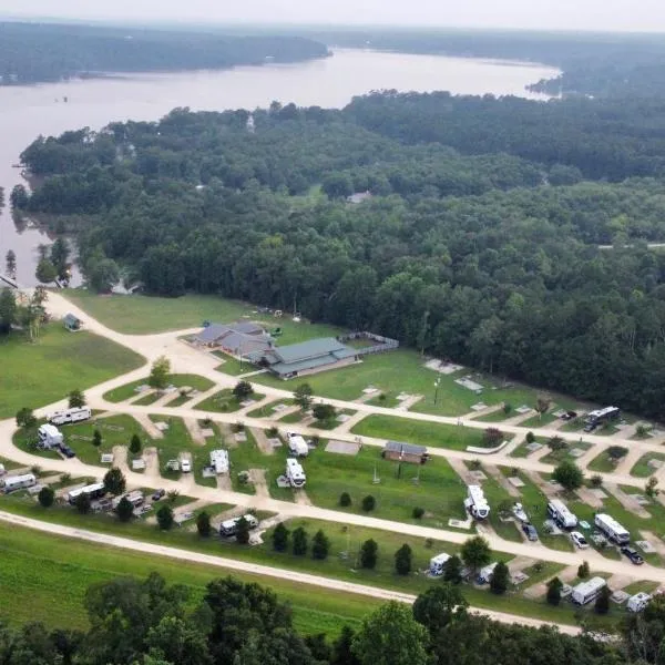 Cypress Landing Cabins, hotel di Dozier