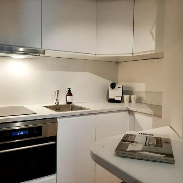 헬싱키에 위치한 호텔 Top-floor studio, near park & sea, great transit