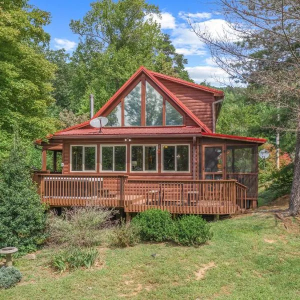 Luxury Cabin 45 Min to Asheville Hot Tub & Fire pit, hótel í Marion