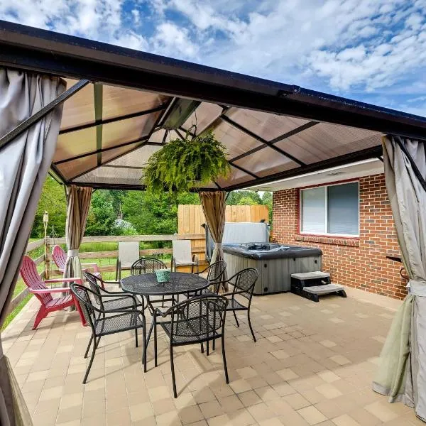 Pet Friendly Home with Hot Tub, Patio and Game Room!, hotel in Clayton