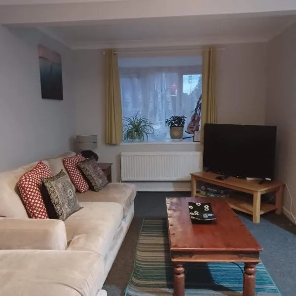 Fieldfare Green-Huku Kwetu Luton & Dunstable Spacious 4 Bedroom Detached House, ξενοδοχείο στο Λούτον