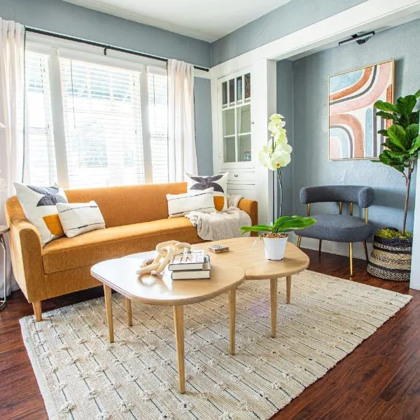 Pet-Friendly Stay, Mins to Beach, Conv Ctr, Prkg LB B, hotel in Long Beach