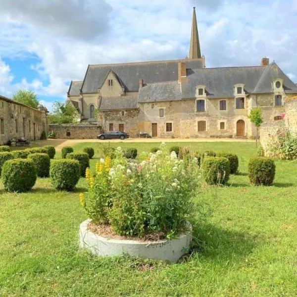 Évasion Romantique au Prieuré avec Jardin en Anjou, Petit-Déjeuner Inclus - FR-1-622-63, hotel in Méa