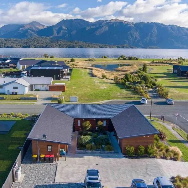 Great views from new 2 bedroom apartment, hotel in Te Anau Downs