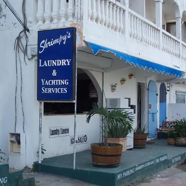 Shrimpy's Waterfront Hostel and Crew Quarters, ξενοδοχείο σε Marigot