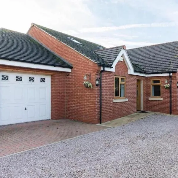 4 Bed Detached Home-Gloucester-Sleeps 10-Parking for 3-Work or Leisure، فندق في Down Hatherley