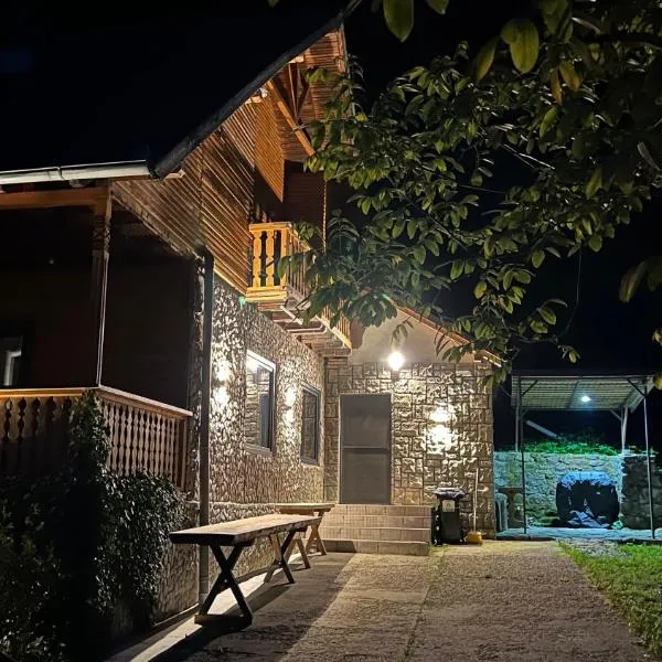 V13 Wild Cabin - Traditional mountain cabin with cosy modern rooms, hotell sihtkohas Gura Teghii