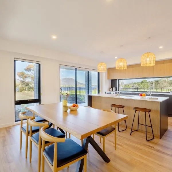 Hobart 4-bedroom Spacious Waterfront House, hotel in Collinsvale