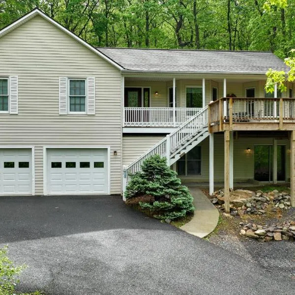 17-Seat Theater, Hot Tub and Game Room Ideal Home!, hotel in Massanutten