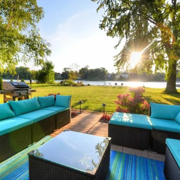 Riverfront Retreat! Water front and dog friendly!, hotel v destinaci Two Rivers