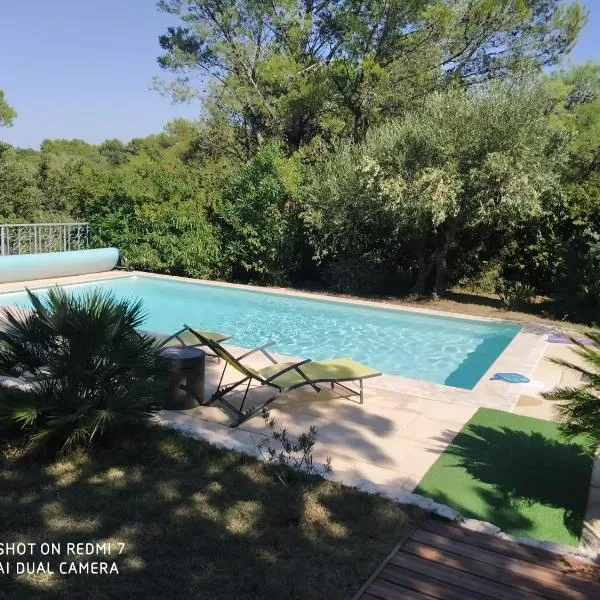 Proche Uzès petit gîte avec grande cuisine d'été et piscine, hotel di Saint-Siffret