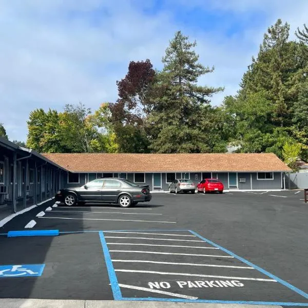 Pine Cone Motel, hotel en Willits