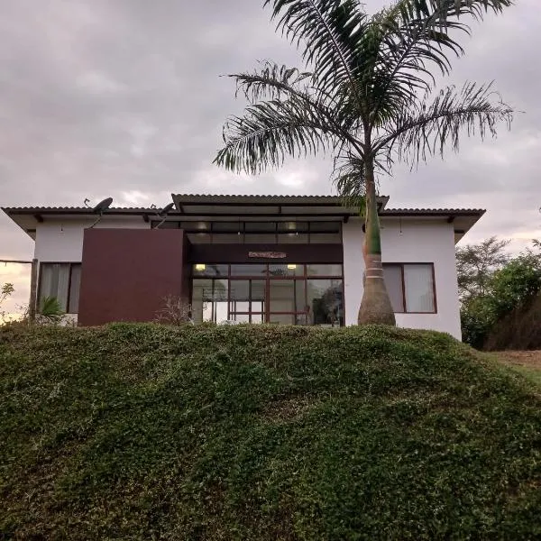 Casa vacacional en Pedro Vicente Maldonado、Pedro Vicente Maldonadoのホテル