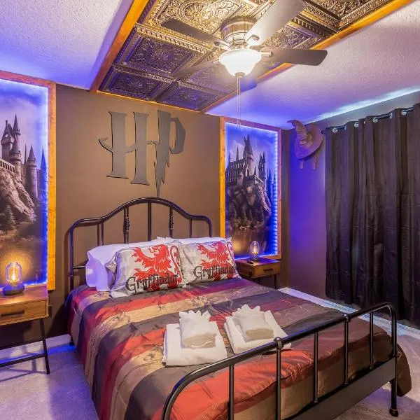 Family Townhome with Themed Rooms, hotel in Davenport