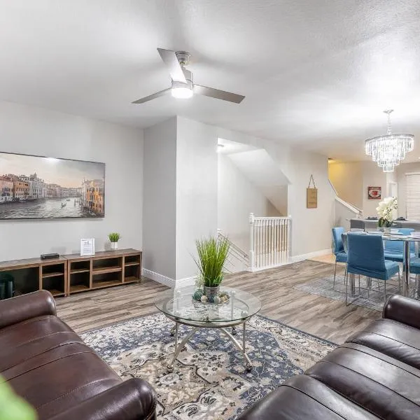 3BR Townhouse w Perfect Location, hotel em Orlando