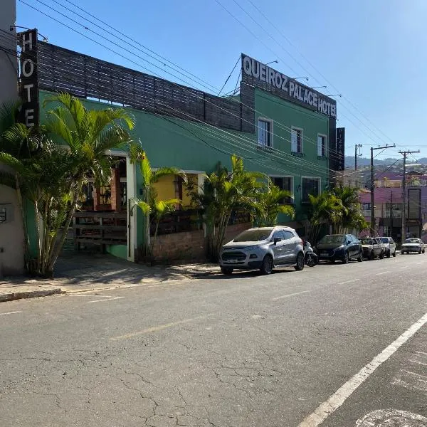 Queiroz Palace Hotel, hotel in Siqueira Campos
