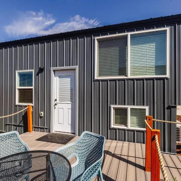New calm & relaxing Tiny House w deck near ZION – hotel w mieście Apple Valley