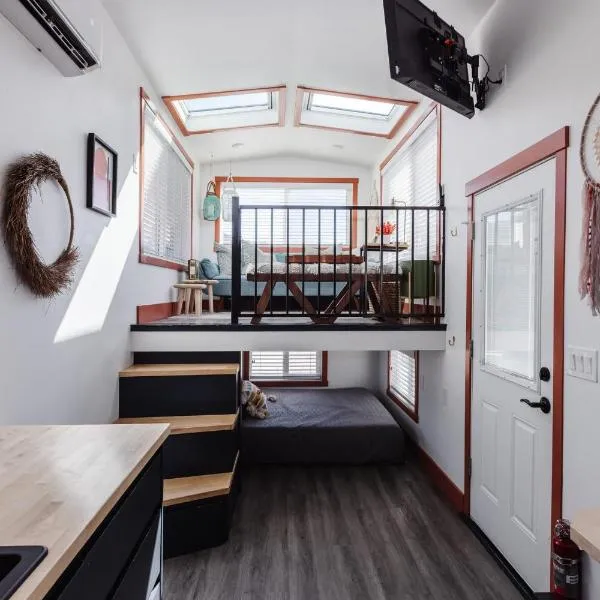 New calm & relaxing Tiny House w deck near ZION, khách sạn ở Apple Valley