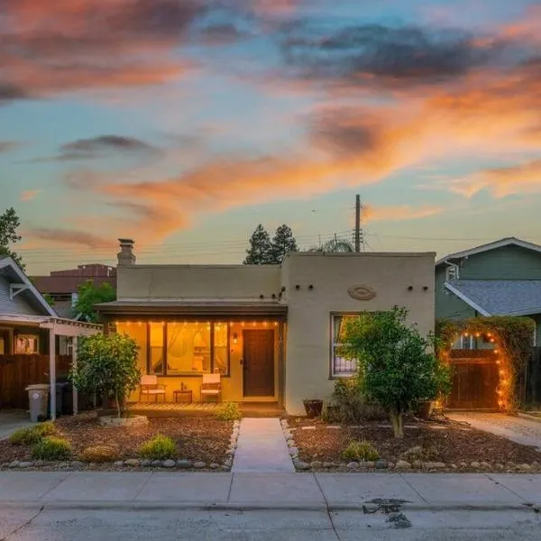 Unique Bungalow w/ hot Spa in DT, hotel in Sacramento