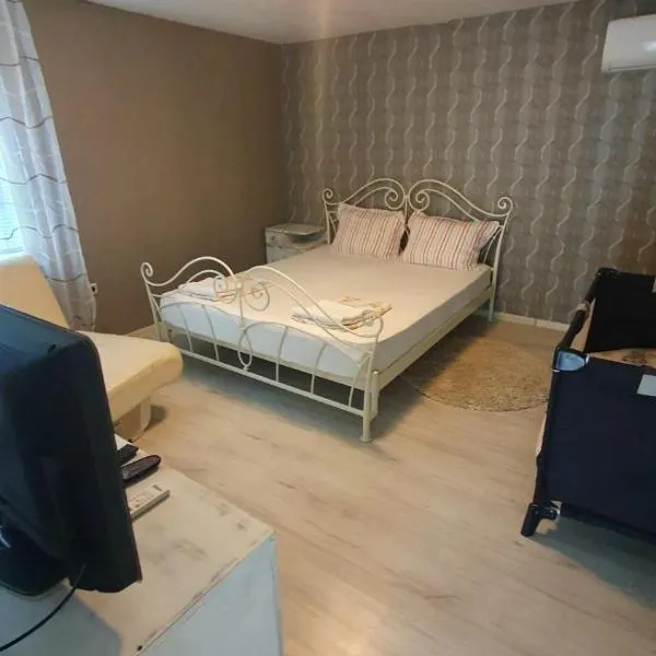 Guest rooms KRASI, hotel v destinaci Strazha