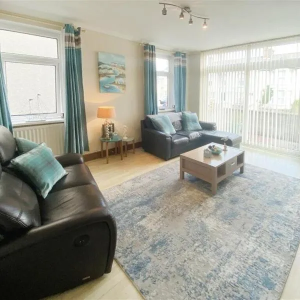 The Gateway a lovely Spacious Seaside Property close to the beaches , centrally located in Porthcawl, hotell i Newton