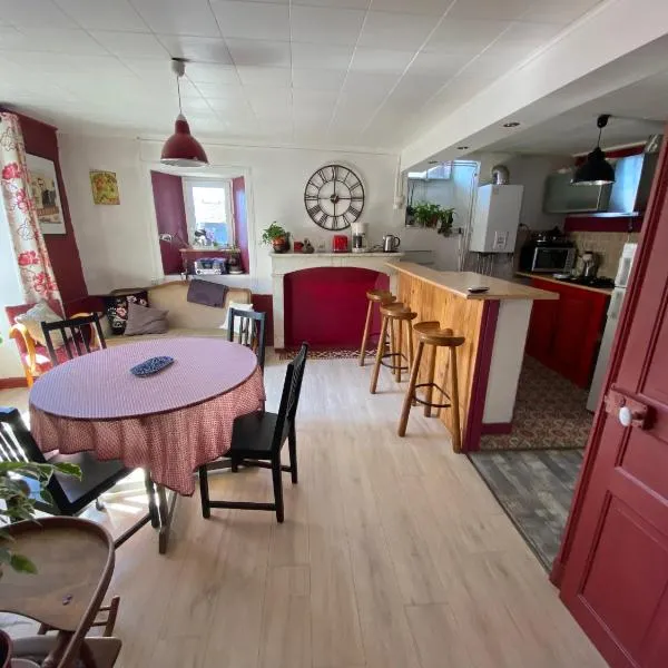 Charmant appartement au cœur des volcans d Auvergne – hotel w mieście Murat