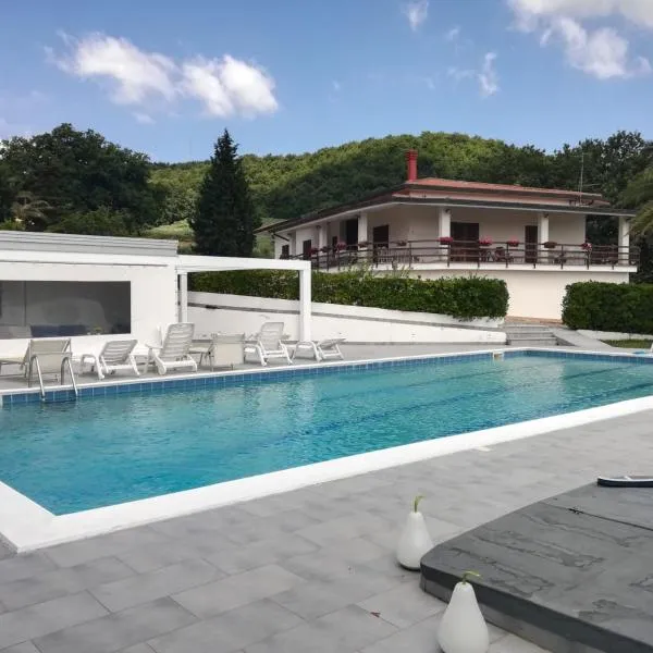 Villa Assunta con piscina, hotel in Benevento