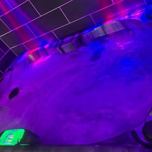 BLŌM Suite romantique, spa privé & salle de massage, petit dej inclus โรงแรมในGuesnain