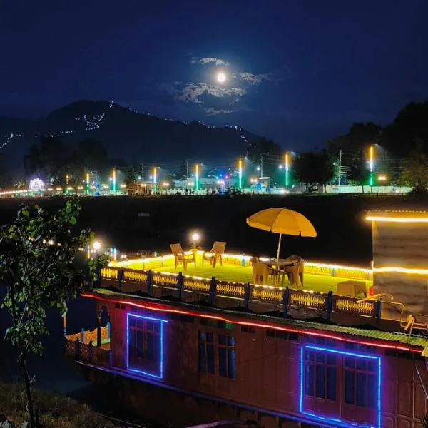 Houseboat Karima palace، فندق في سريناغار