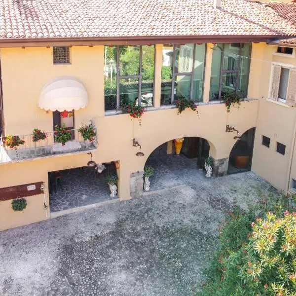 LA CURT guest house, hotel v destinaci Artogne