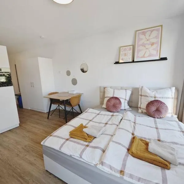 TiCasa HAPPY Zentral-Outlet-Parkplatz-Aufzug-SmartTV-Unique, hotel v destinaci Metzingen