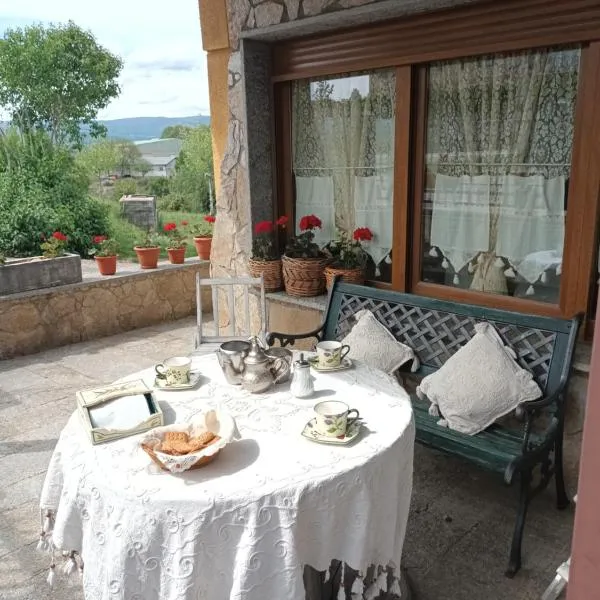 La Artesonada casa con finca (Puebla de Sanabria)., hotel sa Puebla de Sanabria