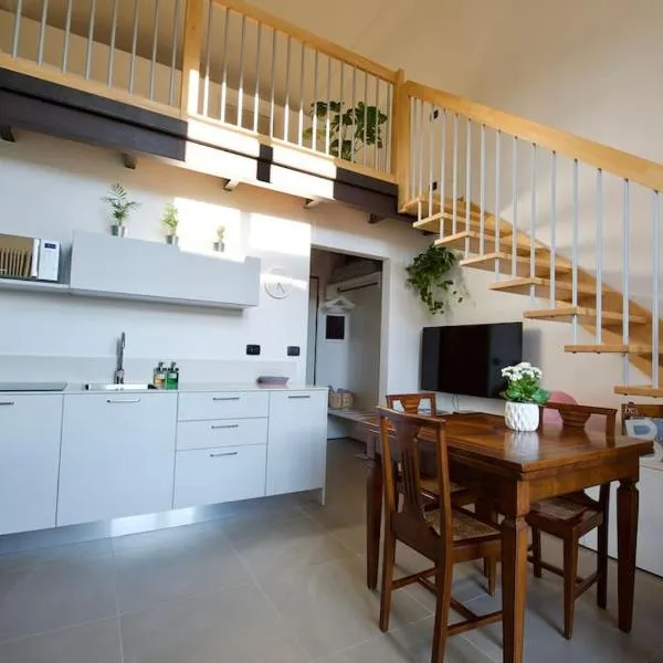 Loft Trevisan Elegant Apartment in Bra with Private Garage، فندق في برا