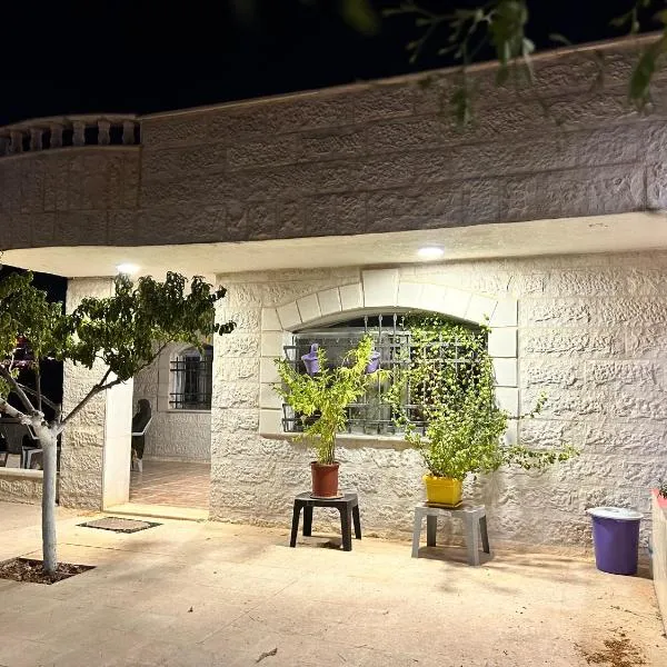 apartment between ajloun castle and Jerash ruins, hotel v destinaci Džaraš