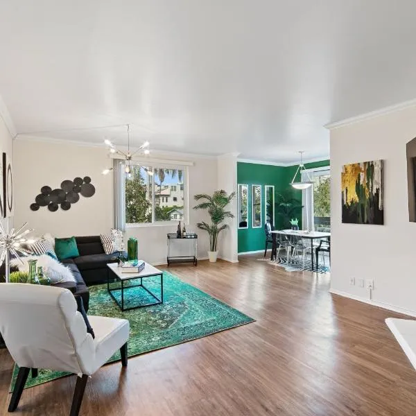 Beverly Hills Glamour Oasis 2 BR Apt with Parking 304, Hotel in Los Angeles