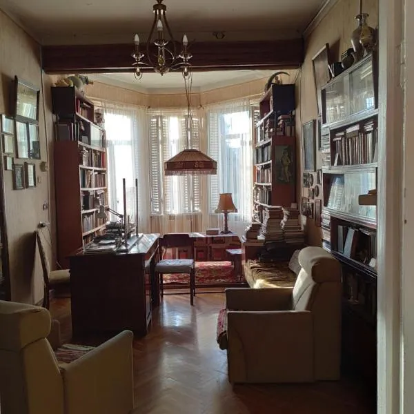 White Hotel Guesthouse, hotel di Zugdidi