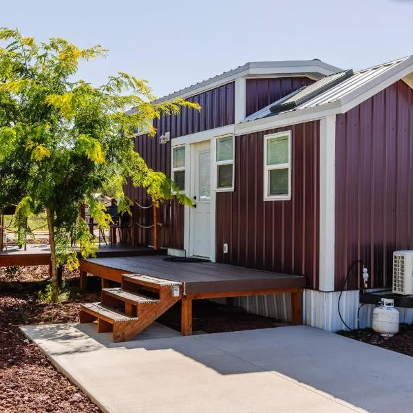 Royal sands tiny home, hotel in Apple Valley