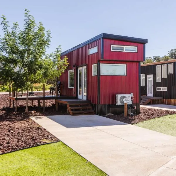 Ruby Red Tiny Home, hôtel à Apple Valley