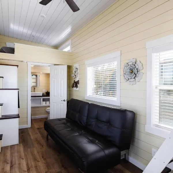 Ruby Red Tiny Home โรงแรมในApple Valley