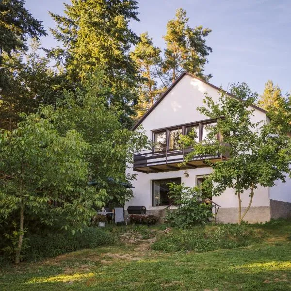 Terra Farma Cottage, cozy urban escapes here!, hotel v destinaci Chraštice