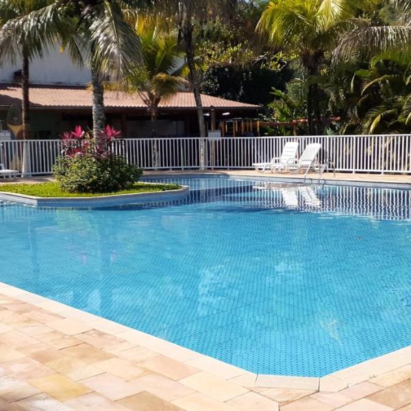 Excelente casa em condomínio fechado em Juquehy. 2 suítes, ar, piscina comum.