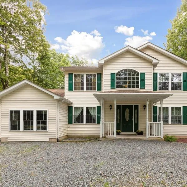 Spacious Home by Kalahari Waterpark, Camelback and Jim Thorpe, FREE EV Station, hotel v destinaci Albrightsville