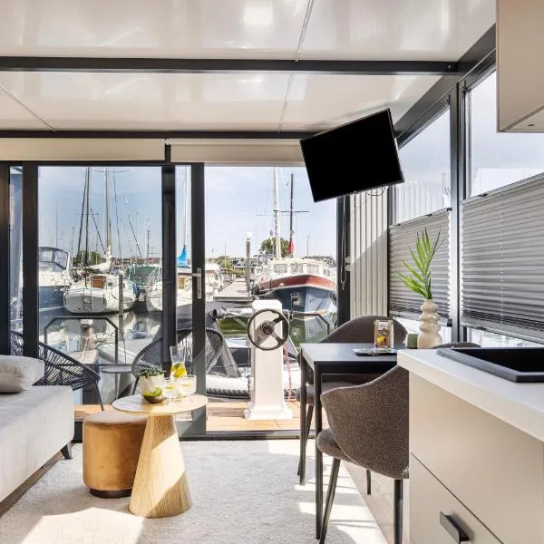 Cosy tiny houseboats near beach and restaurants by Weltevreden Experience, hotel v destinaci Zeewolde