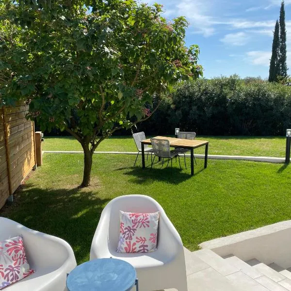 Logement indépendant dans villa avec jardin, hotel di Ventabren