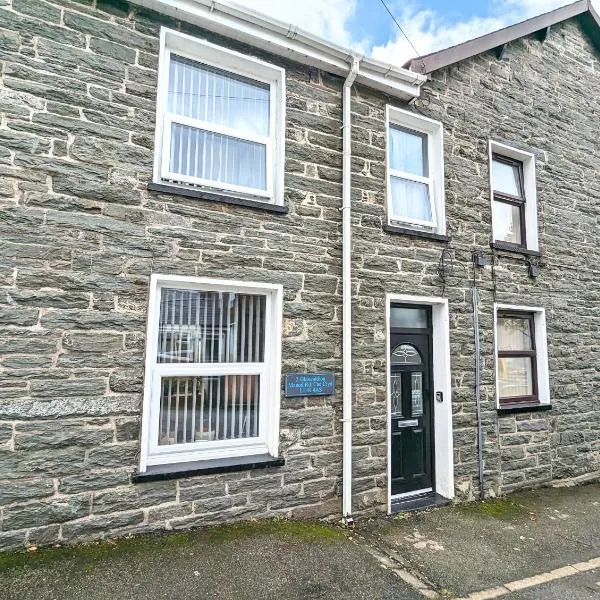 Cheerful Snowdonia cottage,garden snug, mountain views, sleeps 4, near zip world, hotel a Blaenau-Ffestiniog